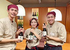 刺身・地場野菜 よしだ家／株式会社 吉庄 求人 豊富な日本酒を揃えているためお酒について学べます！！
試飲をしてお客様に喜んでいただくお酒を見つけましょう！