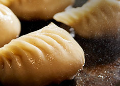 中華バル NIHIRO（ニヒロ） 求人 北千住という街のカラーまでも詰め込んだ「千住餃子」としてブランディングしていきます。