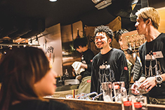 SCHMATZ（シュマッツ）／カイザーキッチン株式会社 求人 メンバーの経験ジャンルは様々。ラーメン屋などの全くの異業態からの転職者が多いのは特徴の一つです。