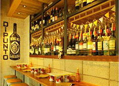 「Di PUNTO 飯田橋店」他／有限会社 勝企画 求人 ▶お洒落なカウンター。幅広いラインナップのワインをご用意。サングリア、オリジナルワインもあります！