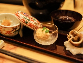 赤坂 鮨ふくなが 求人 コースの中で、一品料理も提供。和食・日本料理の知識・技術も身につきます。