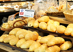 イオンベーカリー 株式会社 求人 パン食文化が進み、お客様の志向も様々。時代に合わせてた様々なパンを提供していきます。