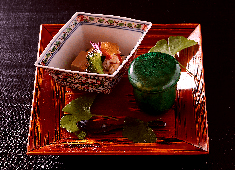 「ぎんざ一二岐」「銀座よし澤」「六本木よし澤」 求人 料理や空間だけでなく、盛り付けの美しさや器にもこだわっています。