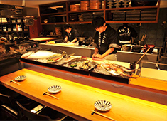 いかの墨 大宮店／いかの墨 CIAL横浜ANNEX店／新宿駅南口店、他／よね蔵グループ 求人 雪蔵仕込み氷温熟成！特A佐渡コシヒカリ使用のかまど炊き土鍋ご飯をご堪能して頂きます！