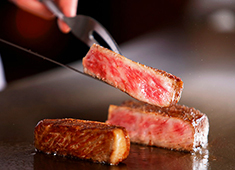 新宿 ステーキダイニング 湛山 求人 ▲最高級ランク国産黒毛和牛のステーキはこの上ない味わい