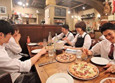 「PIZZERIA VACANZA」「BRACERIA DELIZIOSO ITALIA」「DELIZIOSO FIRENZE」etc. 求人 【休憩中のまかない風景】営業中の事や全然関係の無い事まで、楽しくおしゃべりしながらリラックス！！