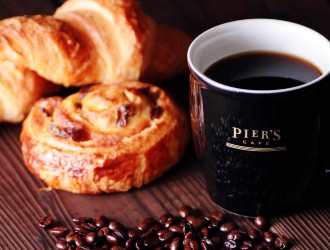 PIER'S CAFE（ピアーズカフェ）／ピアーサーティーグループ 求人 挽きたてのコーヒーと店内で焼き上げるパン。ベーカリーカフェならではのやりがいがあります。