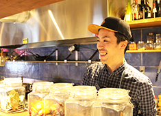 +ruli-ro（ルリイロ）／kogane（コガネ）／Nishoku（ニショク）／COLORI CO.,LTD. 求人 ▲全店舗オープンキッチンで、その日おすすめのメニューが黒板にずらり！お客様との距離が近いお店で活躍しませんか？
