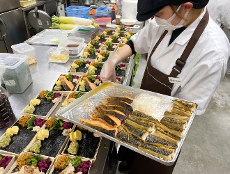 和食 伊豆の旬 やんも 求人 仕出し弁当の調理メンバーも同時募集！土日休みの働きやすい環境を整えています。ベテラン経験者も歓迎です。