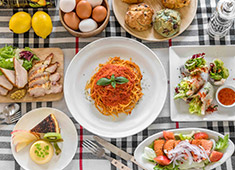 good day for you 青山（グッディ・フォーユー） 求人 那覇のカフェではスイーツだけでなく、様々な料理を提供しています。
