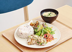 Hama House（グットモーニングス株式会社） 求人 野菜たっぷりのランチプレートが人気。料理数のレパートリーを増やしていきます。
