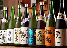 「酒場 髙しな 秋葉原店」「ふもと赤鶏 馬喰町店」「酒場 髙しな 小伝馬町本店 」「佐賀県三瀬村 ふもと赤鶏 田町本店」/株式会社 SIT FUNCTION 求人 料理によく合うお酒も種類が豊富。お酒の知識も身に付きます。