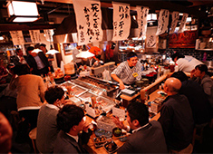 「酒場 髙しな 秋葉原店」「ふもと赤鶏 馬喰町店」「酒場 髙しな 小伝馬町本店 」「佐賀県三瀬村 ふもと赤鶏 田町本店」/株式会社 SIT FUNCTION 求人 山麓の山小屋をイメージした店内。にぎやかな雰囲気を演出する内装にもこだわります。