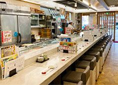 築地 すし一番 西浅草店／魚家 株式会社 求人 カウンターがメインの店内。マグロの他にも、鮮度抜群の鮮魚をリーズナブルにご提供し、気軽にご利用いただけるお店です。