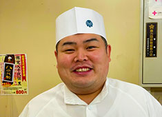 築地 すし一番 西浅草店／魚家 株式会社 求人 店長の尾崎です。面接では入社前に不安な事など、何でも遠慮なくご質問下さい。一緒に働けるのを楽しみにしています。