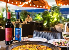 World Liquor Importers株式会社 求人 お酒の輸入商社が展開するので、ホール希望のかたはもちろん、料理人でもお酒のプロフェッショナルを目指せます！