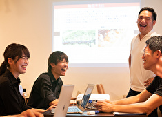 肉塊UNO 他／Authentic Food 株式会社 求人 全員がほんっとうに仲がいい！質問はその場で！言いたいことが素直に言える雰囲気こそ、定着率抜群の理由かもしれません。