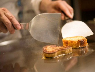 銀座 響 Boeuf （ヒビキ ブッフ） 求人 鉄板焼きの経験は不問です。オープンキッチンがはじめての方も大歓迎！オープンキッチンならではの楽しさがあります。