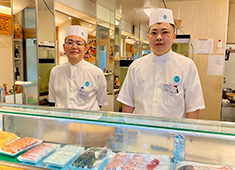 築地 すし一番 4丁目場外市場店 求人 60代スタッフも活躍中！面接では入社前に不安な事など、遠慮なくご質問下さい。一緒に働けるのを楽しみにしています。