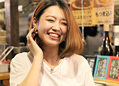 株式会社Def eat（デフイート）　※新規ブランド出店事業部 求人 全店がオープンキッチンだからこそ、お客様との距離も近く、スタッフ自身もライブ感を持って楽しんで働ける環境です！