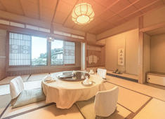 華正樓 鎌倉店／株式会社 華正樓 求人 個室は、湘南の海を一望できる部屋や緑豊かな庭園を見渡せる部屋、椅子席やお座敷など様々なタイプが12部屋。