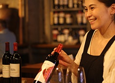 MARU 求人 女性スタッフも活躍！ワイン好き、お酒好き大歓迎！お酒にあったメニュー開発をお願いします！