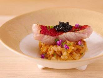 赤坂 鮨ふくなが 求人 コースの中で、一品料理も提供。和食・日本料理の知識・技術も身につきます。