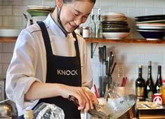 KNOCK CUCINA BUONA ITALIANA（ノック クッチーナ ボーナ イタリアーナ）／株式会社マザーレストランツ 求人 ▲スタッフ全員参加で毎月メニュー開発をしています。継続してインプット・アウトプットできるので成長に繋がります。