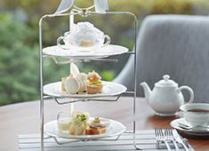 グランドニッコー東京 台場 求人 「The Lobby Cafe」では季節のフルーツなどを使ったアフタヌーンティーセットやスイーツが評判です。