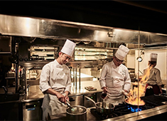 株式会社 アン・アヴァン／en avant Co.,Ltd. 求人 オープンキッチンからは、ゲストがお食事をして喜ぶ姿を見ることができます。