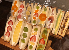 株式会社 VICCESS（ヴィクセス） 求人 MAKANAで作った高級食パンを使用したフルーツサンドなどを、店舗以外でも販売するキッチンカー事業も開始！