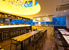 「Contempus by Y.Y.G.Brewery 」「Y.Y.G. Brewery & Beer Kitchen」／株式会社 Y.Y.G. BREWING COMPANY 求人 1号店のレストランフロア。オープンキッチンからは店内全部が見渡せ、ライブ感のあるお店です。