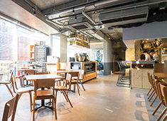 TSURUMI DINING（ツルミ ダイニング）、他／株式会社フルルドレーヴ 求人 開放的な店内は働きやすさも抜群！お客様の「顔」が見渡せるので、やりがいも満載！（オープンキッチンです）