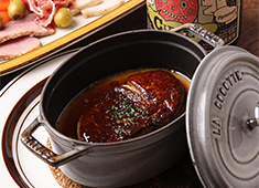 「Bistro Vintheo（ビストロ ヴァンテオ）」「焼鳥 ばんてお」 求人 看板商品の「フォアグラ茶わん蒸し」など、贅沢なコース料理も自慢です。