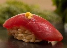 不動前 すし岩澤 求人 本当に鮨をやりたいなら、年齢なんて関係ない！寿司学校へ通う学生さんや、鮨以外の飲食経験者も歓迎しています。