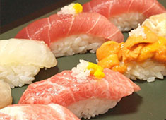 祭ずし／株式会社 大商物産 求人 素材が抜群なのは当たり前。素材を活かした調理法で鮨だけでなく様々な一品料理を提供しています。