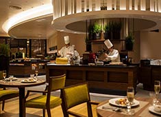 グランドニッコー東京 台場 求人 「GARDEN DINING」では国や食材にスポットをあてた料理をブッフェスタイルでお届けします。