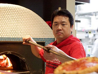 株式会社ノースコーポレーション 求人 薪窯で焼き上げるピッツァも提供します。ナポリピッツァに挑戦したい⽅も歓迎します！