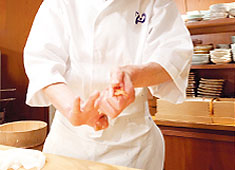 鮨けん 求人 幅広い年代のスタッフが活躍する本格江戸前鮨店。和気あいあいとした温かい雰囲気の職場です。