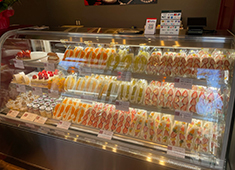 「IMANO FRUITS FACTORY」「BISTRO SABLIER」／株式会社いまの 求人 季節ごとの果物を使ったケーキやタルト、フルーツサンドは大人気の商品です。