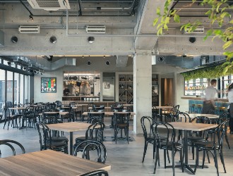 BERTH ONE restaurant（バース ワン）／株式会社スターメイカージャパン 求人 全面ガラス貼りの開放的でリラックス感あふれる店内。東京湾やお台場の夜景が一望できる心地良いテラス席あり！