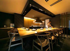 焼鳥 市松 求人 スタイリッシュな店内。お客様から焼き手が見えるライブ感も人気の秘訣！