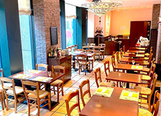 「Che Voglia!（ケ ヴォーリア!）」「OSTERIA BARABABAO（オステリア バラババオ）」／株式会社 ミックマム 求人 ▲オープンキッチン完備の「Che Voglia!」は、ライブ感あふれる店内も魅力のお店です。