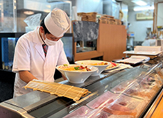浅草すし若 雷門店 求人 日々クオリティアップを目指し、次世代の職人にも確かな技術を継承していきます。60代のスタッフも活躍中です。