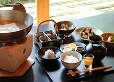 石葉（せきよう） 求人 朝食では、家庭的な和食も提供しています。懐石料理だけでなく、幅広い和食が学べます。