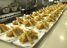 セコム株式会社 求人 100名以上の研修参加者へ、朝・昼・夜と3食提供しています。