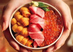 田中田 西麻布／株式会社タナカダイニング 求人 田中田の「ぜいたく丼」。至高の素材を組み合わせた他にはない豪華な一品です。あなたのアイデアも料理に活かしてください