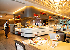 ヒルトン小田原リゾート&スパ 求人 お客様の目の前でお料理の提供をしています。
