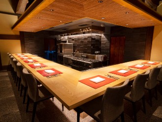 鎌倉古今（Restaurant COCON）／株式会社くらつぐ 求人 オープンキッチンのカウンターキッチン。お客様の「美味しい！」の声もダイレクトに感じることができます。