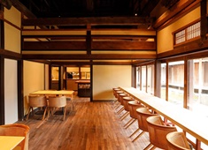 小田垣豆堂(株式会社 小田垣商店) 求人 デザイン・設計は現代美術家・杉本博司氏と建築家・榊田倫之氏が主宰する新素材研究所に手掛けて頂きました。